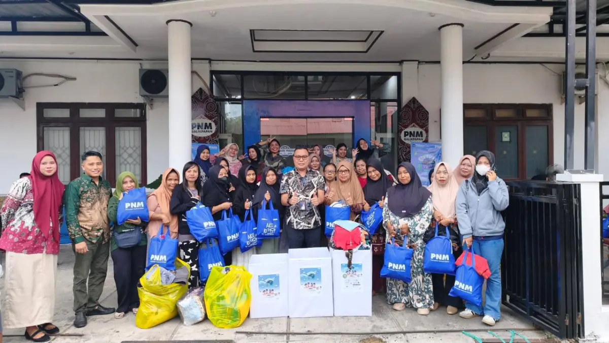 Lebih dari 270 nasabah PNM Mekaar yang memiliki usaha laundry turut dilibatkan untuk mencuci dan merapikan pakaian donasi tersebut.