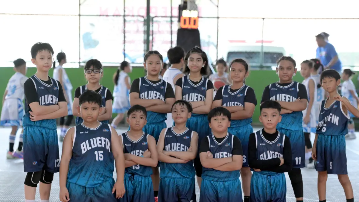 Para pemain Bluefin Academy berpose usai meraih posisi runner-up KBL 2026 kategori KU-10 Mix. (DONI ADITYA/KALTIM POST)