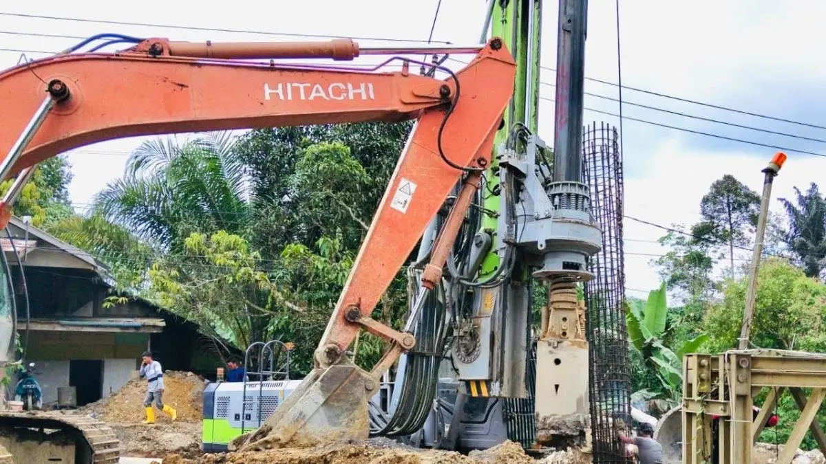 Pembangunan Jembatan Busui di ruas Kuaro-Batu Aji, Paser, terus dikebut dengan progres fisik mencapai 44,50 persen per 25 Mei 2026. (IST)