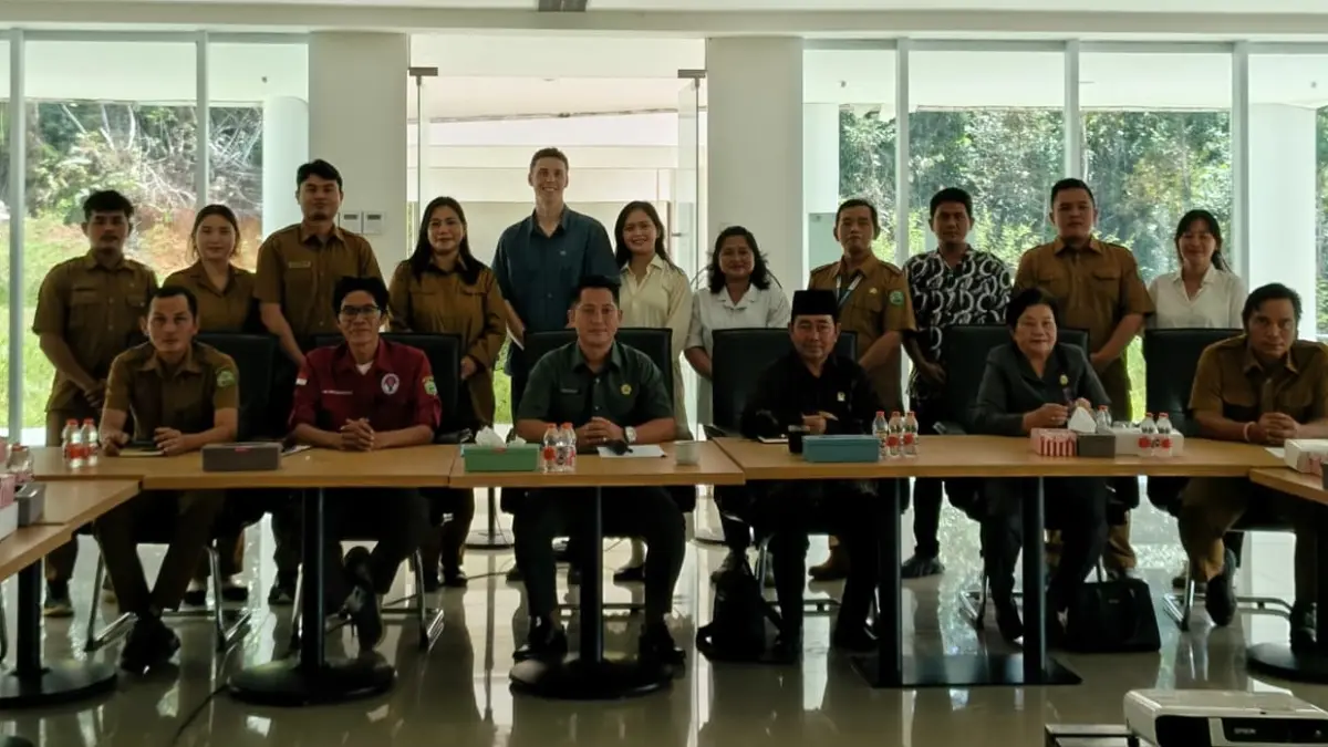 PENGUATAN: Ketua Pansus 2 DPRD Mahulu Gohen Merang Sapulete (depan tiga kiri) berserta anggota dewan dan peserta pansus abadikan momen bersama usai diskusi di Cafetaria DPRD Mahulu, Selasa (26/5). IST/KP