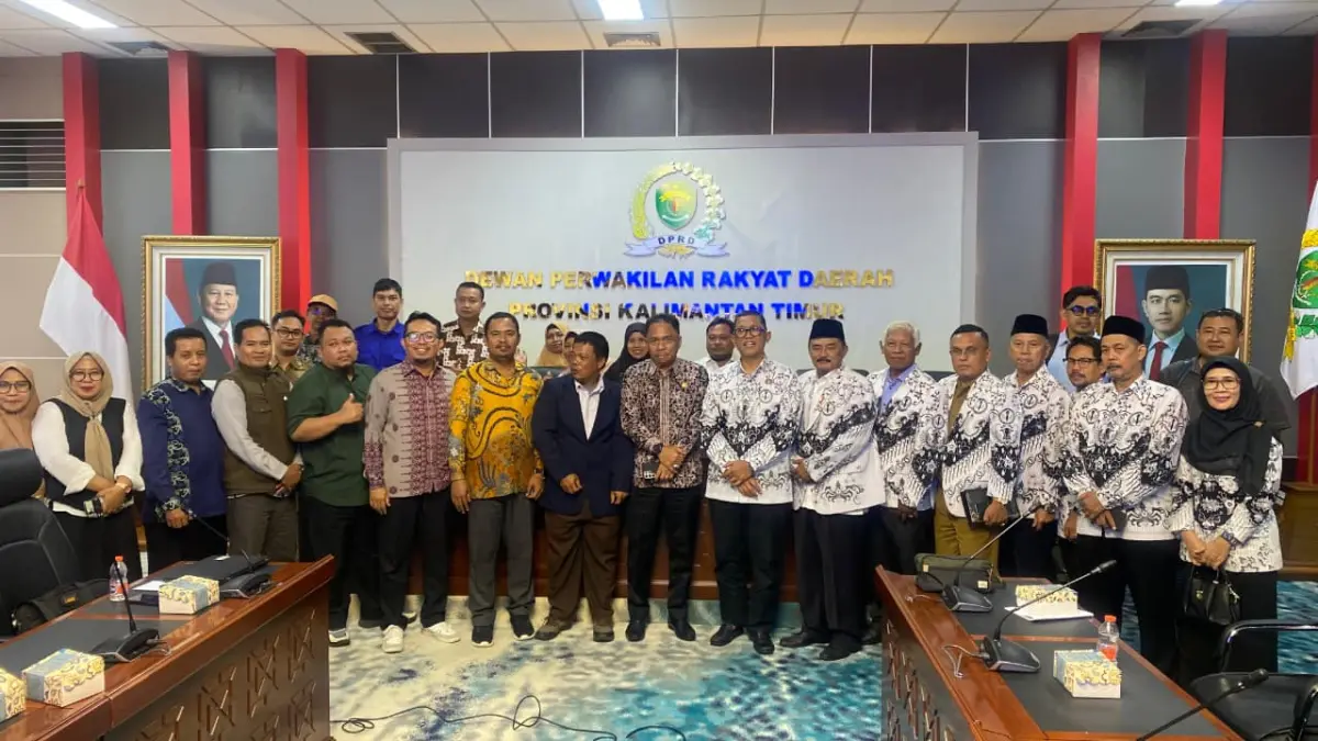 Perwakilan guru PPPK mengadukan nasib mereka jelang berakhirnya SK Dikmen pada Februari 2027 ke DPRD Kaltim, Selasa (26/5/2026). (Bayu/KP)