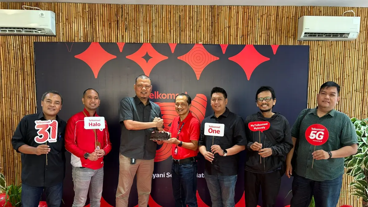 SINERGI: Rombongan Kaltim Post di bawah komando Direktur KPG Erwin Dede Nugroho (ketiga kiri) menyambangi dan mengucapkan selamat untuk Telkomsel yang tahun ini berusia 31 tahun. 