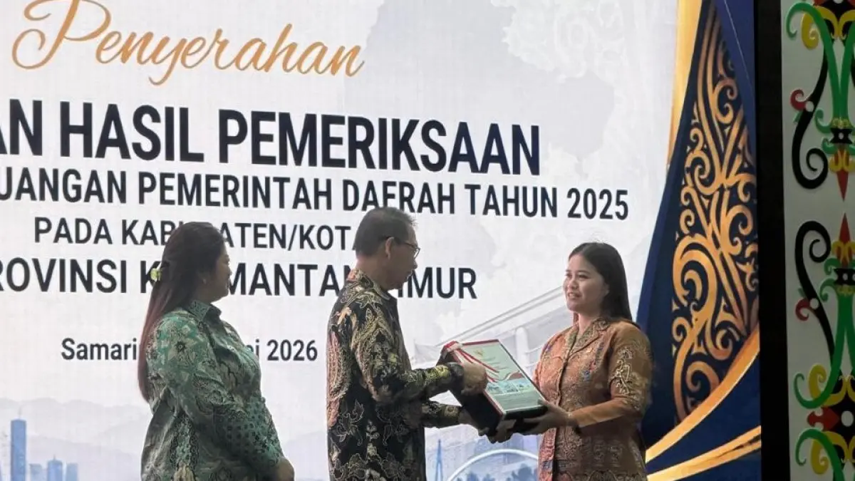 TERBUKA: Ketua DPRD Mahulu Devung Paran dampingi Bupati Mahulu Angela Idang Belawan menerima Laporan Hasil Pemeriksaan oleh BPK di Samarinda, Senin (25/5). IST/KP