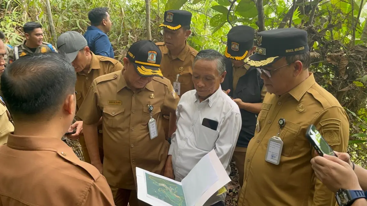 Wakil Wali Kota Balikpapan, Bagus Susetyo (kanan), saat meninjau kawasan yang diusulkan sebagai lahan Sekolah Rakyat di Kelurahan Lamaru, Balikpapan Timur. 
