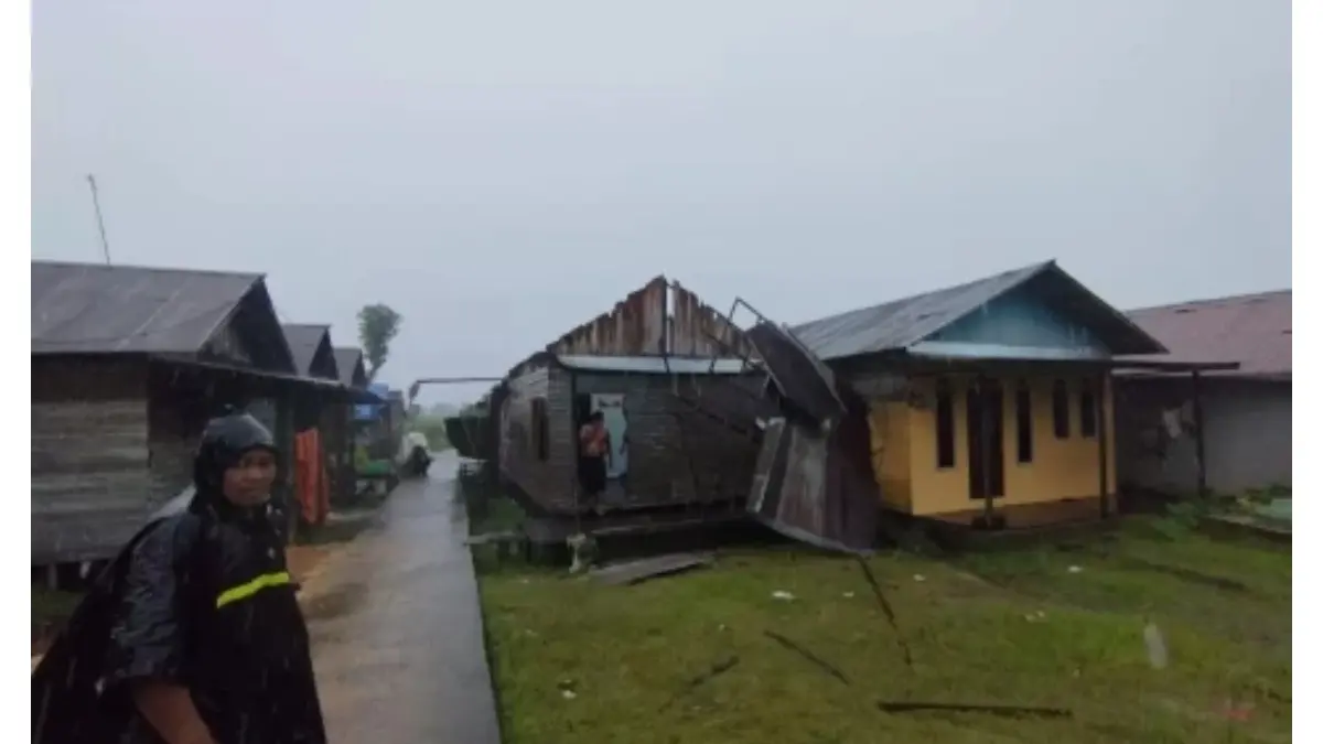 31 rumah terdampak cuaca ekstrem yang melanda Kecamatan Astambul dan Martapura Timur. (FOTO: IST)