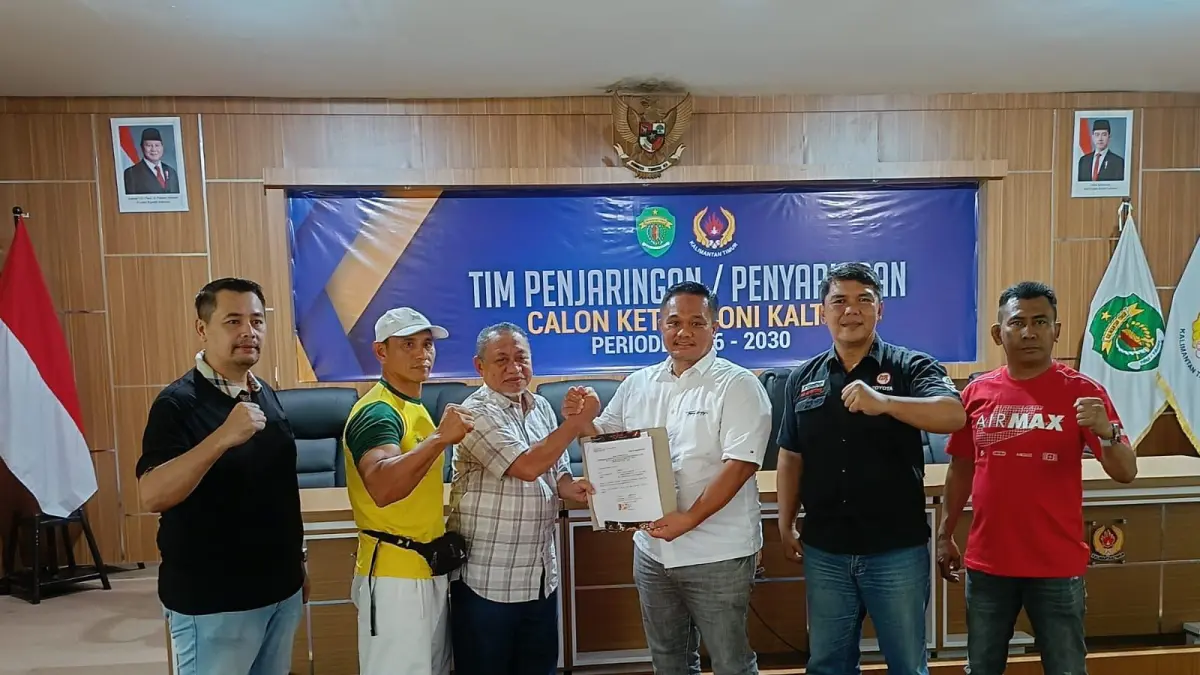 Anderiy Syachrum menyerahkan berkas pencalonan Ketua KONI Kaltim kepada Ketua TPP KONI Kaltim, Ego Arifin, di Kantor KONI Kaltim, Samarinda, Kamis (28/5/2026).