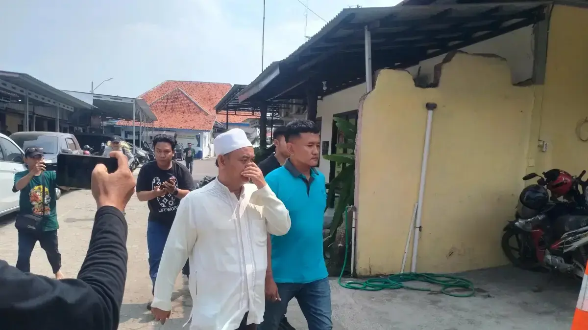 Aparat Polres Pekalongan Kota mengamankan seorang pria paruh baya berinisial AHF (tengah) pada Rabu (27/5). AHF ditangkap atas dugaan kasus pencabulan terhadap seorang santriwati hingga mengakibatkan korban hamil. (Metropekalongan.com)