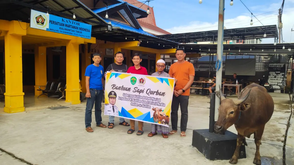 Ari Wibowo menyerahkan bantuan satu ekor sapi kurban dari Rudy Mas