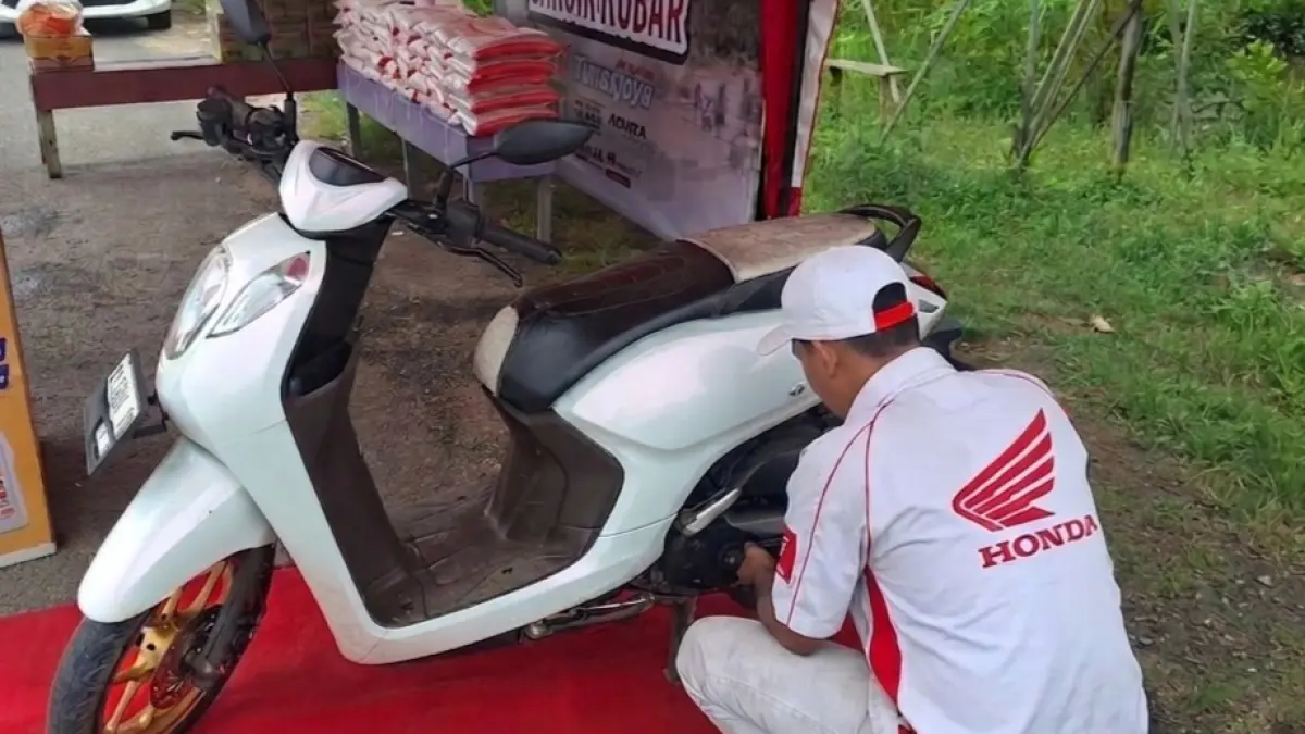 Astra Motor hadirkan layanan pengecekan sepeda motor dan pergantian busi gratis lewat program "Honda Etam Peduli Banjir Kubar" yang siap membantu warga Kubar terdampak banjir hingga Minggu akhir periode Mei (31/5) mendatang.