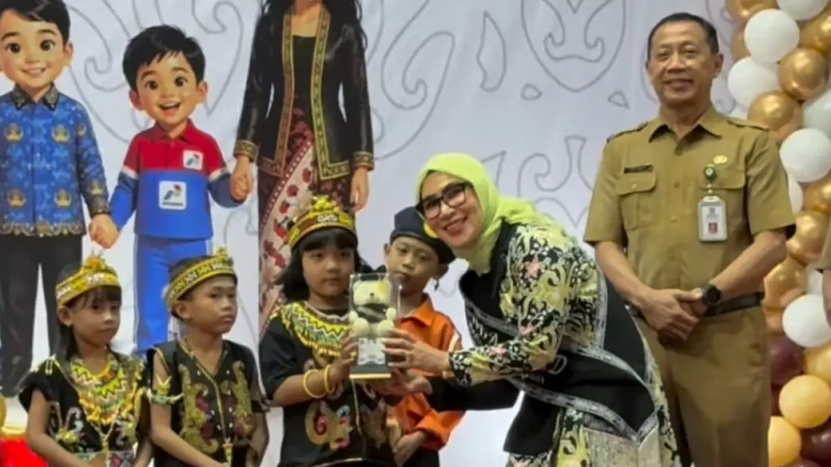 Bunda PAUD Balikpapan, Nurlena Rahmad bersama siswa PAUD dalam rangka pentas seni beberapa waktu lalu. (IST)

&nbsp;