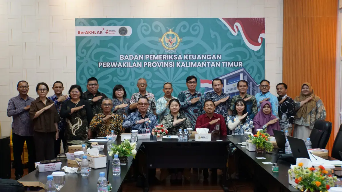 Bupati Mahulu Angela Idang Belawan dan Sekkab Stephenus Madang usai mengikuti agenda penyampaian konsep PHP di Kantor BPK RI Perwakilan Kaltim, Jumat (22/5/2026). (PROKOPIM)