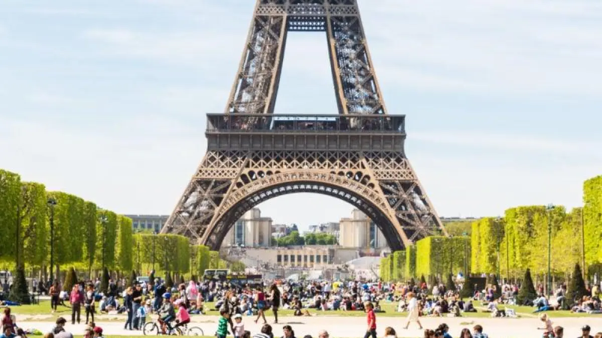 Champ de Mars dijadikan pusat lokasi perayaan pesta fans Paris Saint-Germain apabila memenangi Liga Champions. (TRAVEL OF PATH)

