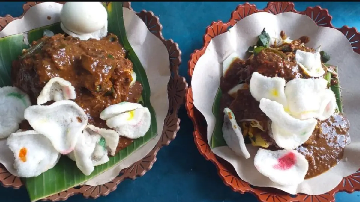 Gado-Gado Bu Sri menjadi salah satu kuliner legendaris di Samarinda yang masih ramai diburu pelanggan. (FOTO: IST)