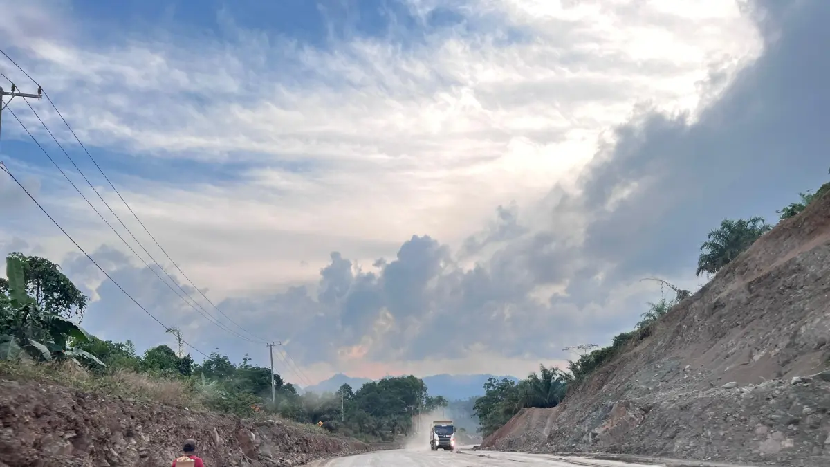 JALAN PINTAS: Jalan hauling milik perusahaan ini bisa dilewati warga di atas pukul 17.00 Wita hingga pukul 07.00 Wita pagi.&nbsp;