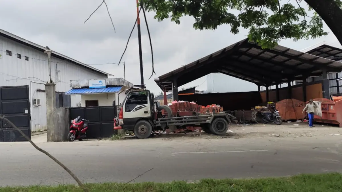 KERJA SAMA: Aktivitas pengangkutan sampah di salah satu TPS di Samarinda, untuk dibuang ke TPA Sambutan. (IST)
