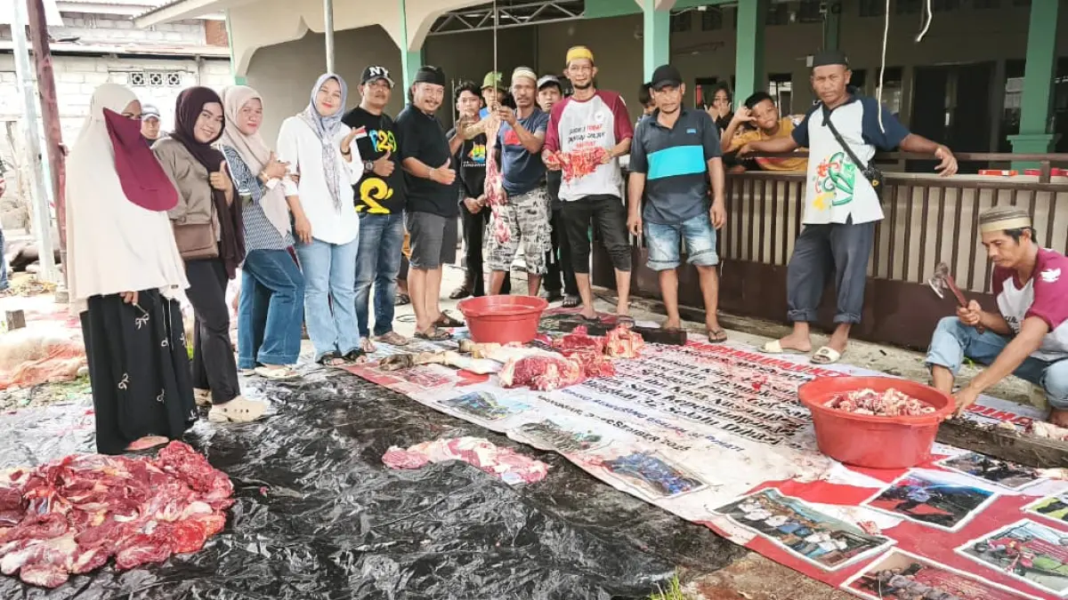Ketua RT 32&nbsp; Andi Aspar bersama sebagian warganya yang menjadi panitia dalam pelaksanaan pemotongan hewan kurban Iduladha 1447 Hijriah. (LUPUS/KP)

&nbsp;