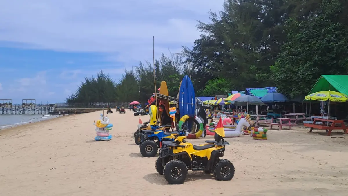  MAKIN BANYAK SAINGAN: Tak seperti momen libur Lebaran Idulfitri dimana pengunjung bisa tembus 5 ribu ke atas per hari, Pantai Manggar relatif sepi dari wisatawan pada momen Idul Adha tahun ini. (FOTO MAULIDYA DIPITA ANGGREANI) 