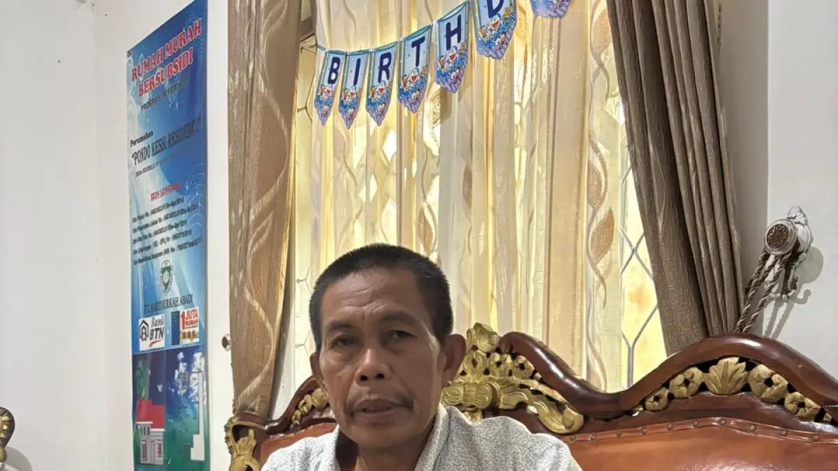 MERASA JANGGAL: Udin Abdu, orangtua AM, yang merasa janggal atas kematian anaknya akibat bunuh diri.(ist)