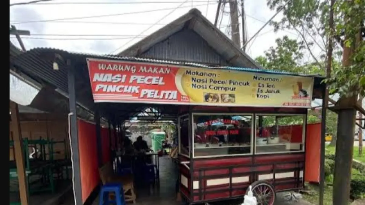 Nasi Pecel Pincuk Pelita di Jalan Pelita Samarinda, sejak pagi hingga siang tak pernah sepi pembeli. (Foto ist)