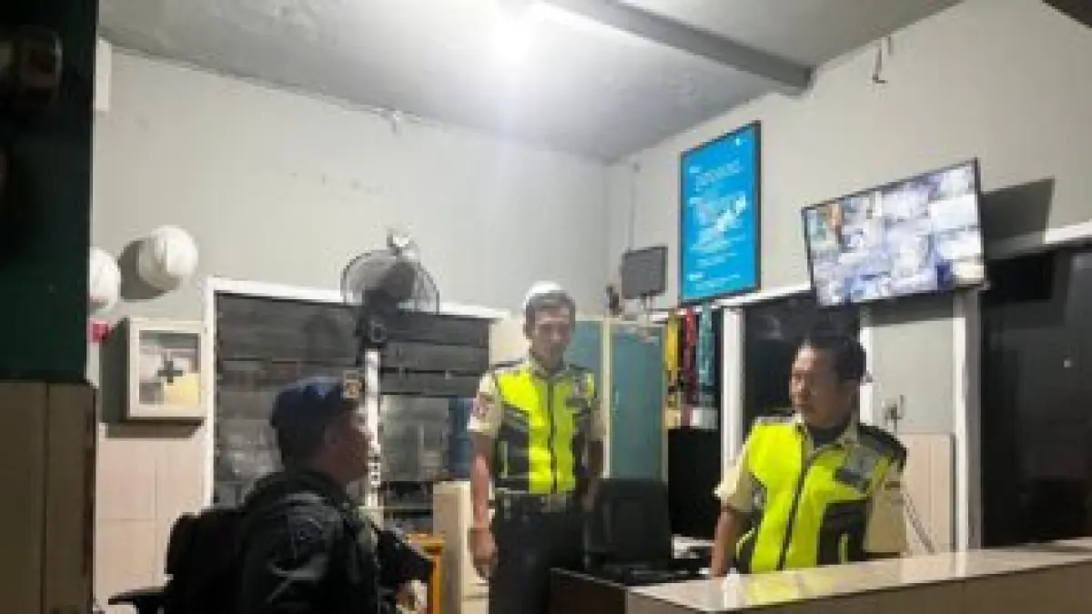 Personel Detasemen Gegana Brimob Polda Kaltim saat memberikan arahan SOP pengamanan kepada petugas internal di salah satu objek vital nasional di Balikpapan, Kamis (28/5/2026) malam. (Foto: IST)