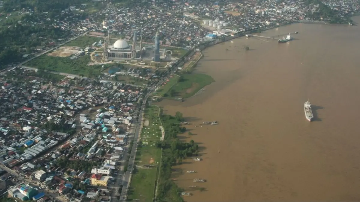 Potret kawasan padat penduduk di Kota Samarinda yang memiliki akses gang sempit. Ketiadaan ruang dan hidran mandiri memicu desakan legislatif agar pemkot memperkuat sistem mitigasi kebakaran perkotaan.  (Kaltim Post)