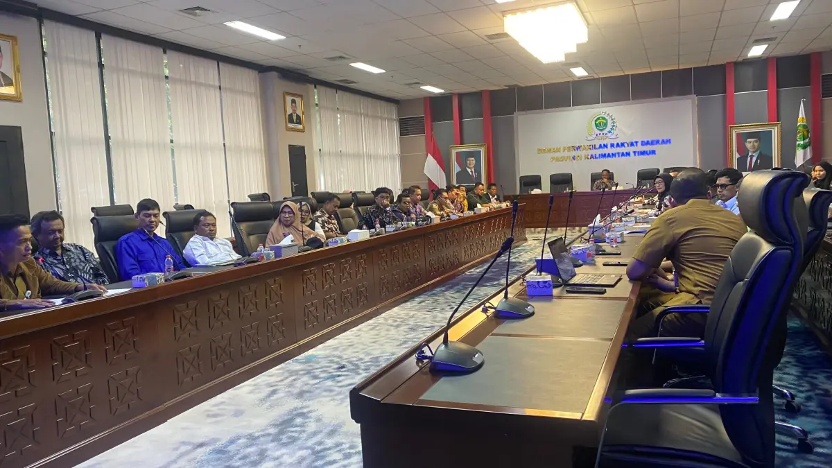 Rapat dengar pendapat (RDP) di Gedung DPRD Kaltim, Karang Paci, Samarinda, yang membahas kelanjutan nasib dan tuntutan perpanjangan kontrak guru PPPK jenjang SMA/SMK se-Kaltim hingga usia pensiun.