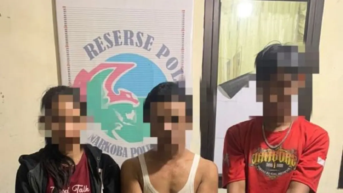 Satresnarkoba Polres Agam mengamankan tiga orang terduga pelaku pesta sabu saat malam takbiran Idul Adha di Kecamatan Lubuk Basung, Selasa (26/5/2026). (ANTARA/HO-Humas Polres Agam)