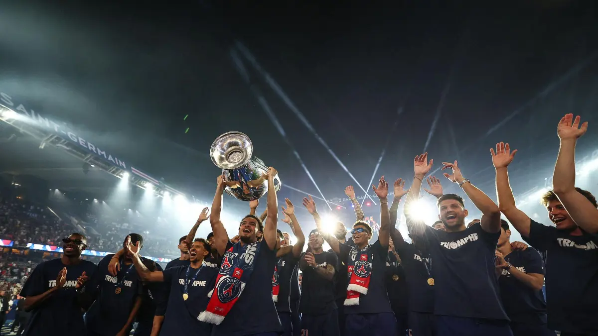 Skuad Paris Saint-Germain memamerkan trofi juara Liga Champions di hadapan para fans di Parc des Princes, Paris, musim lalu (1/6/2025). (UEFA)