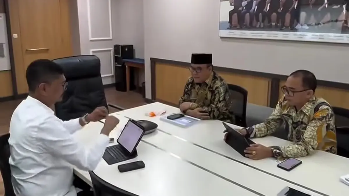 Wakil Wali Kota Balikpapan Bagus Susetyo (tengah) saat audiensi dengan Kementerian Perdagangan membahas pembangunan Pasar Inpres. (IST)

&nbsp;