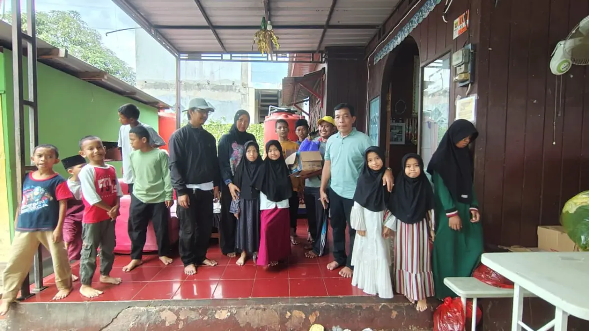 INDAH BERBAGI : Melalui kegiatan ini, Kanwil Kemenkum Kaltim berharap nilai-nilai ibadah Kurban dalam peringatan Hari Raya Idul Adha dapat terus menumbuhkan semangat berbagi, memperkuat solidaritas, serta meningkatkan kepedulian sosial baik di lingkungan kerja maupun di tengah masyarakat.