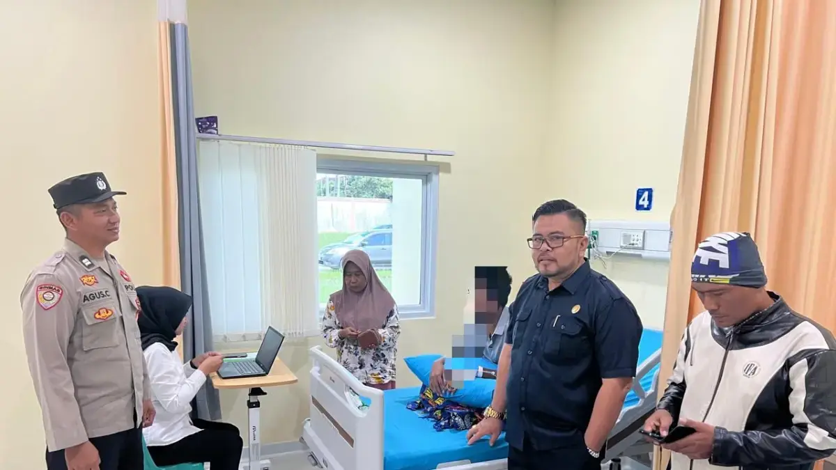 BAP KORBAN: Rokhman Wahyudi (berkacamata) saat mendampingi kliennya yang putus telinganya saat di-BAP oleh penyidik Polres PPU di ruang perawatan RSUD RAPB PPU.(dok)