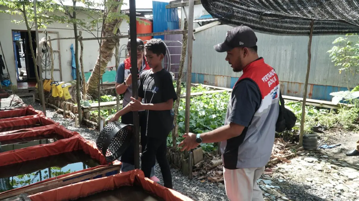 BERDAYAKAN WARGA: Lewat program PASAR TERAS BERSAMA di IT Banjarmasin, Pertamina memberdayakan masyarakat melalui pengelolaan sampah organik, budidaya lele, edukasi kesehatan, hingga penguatan kesiapsiagaan bencana berbasis komunitas.