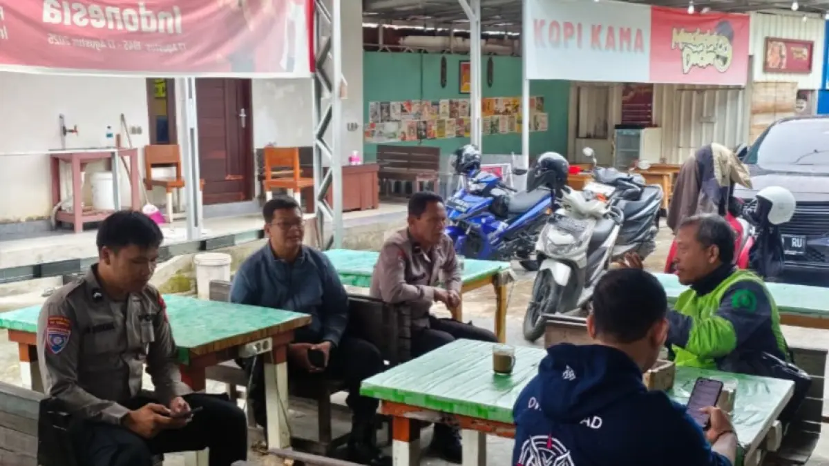 DIALOG: Ditbinmas Polda Kaltim melakukan dialog di warung bersama ojol terkait kamtibmas.