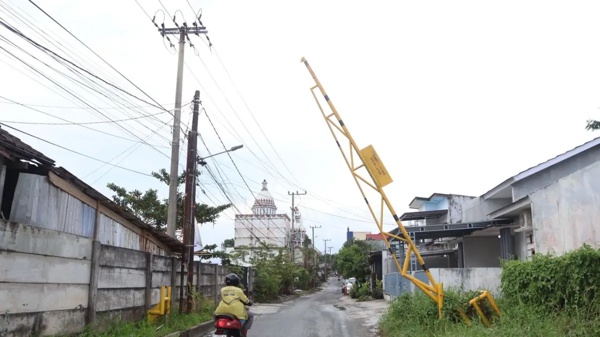 Dinas Perhubungan memberlakukan sistem satu arah di Jalan Ketinjau Raya (Villa Damai) bagi kendaraan dari arah Jalan Ruhui Rahayu menuju Jalan Asnawi Arbain. (ANGGI PRADITHA/KP)