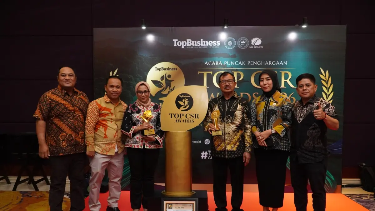 Direksi dan manajemen PT Bima Nusa Internasional saat menerima penghargaan di Raffles Hotel Jakarta, Senin (25/5) lalu. (IST)