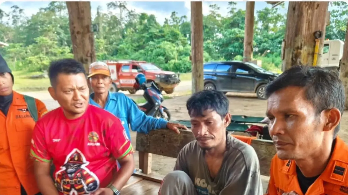 DITEMUKAN: Rofik (dua kanan) yang hilang selama empat hari di hutan akhirnya bisa ditemukan.(ist)