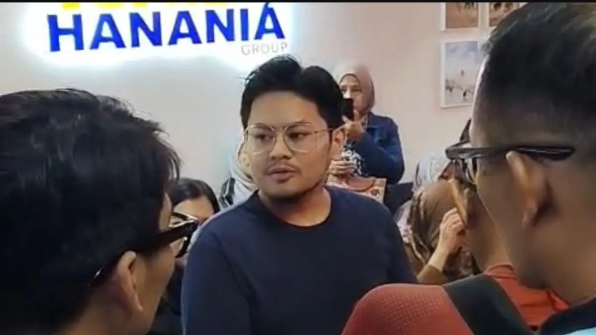 Farhan, pemilik Hanania Travel, didatangi dan diprotes sejumlah calon jemaah umrah di kantor perusahaannya di kawasan Kota Casablanca, Jakarta Selatan, Kamis (28/5/2026). (Foto tangkapan layar)