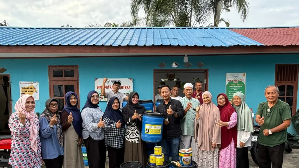 JAGA LINGKUNGAN : Penyerahan bantuan sarana pendukung PHBS oleh PLN UIP KLT kepada warga Kelurahan Gunung Bahagia, Balikpapan Selatan, sebagai upaya meningkatkan kesadaran masyarakat dalam menjaga kebersihan dan kesehatan lingkungan.