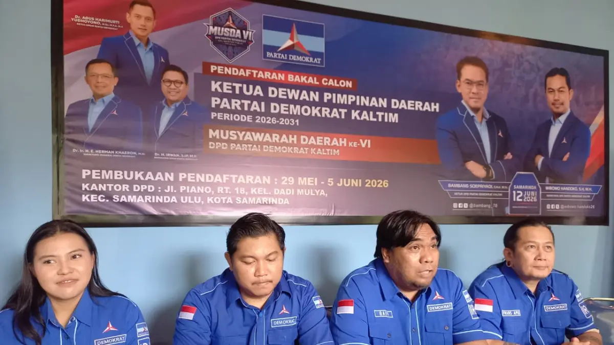 Jajaran panitia pengarah (SC) dan panitia pelaksana (OC) saat memberikan keterangan pers mengenai tata cara pengisian formulir dan verifikasi faktual dukungan parpol jelang Musda VI Demokrat Kaltim di Samarinda. (FOTO/EKO PRALISTIO)