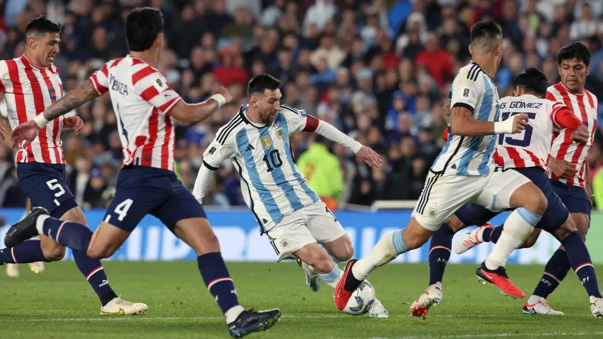 Kapten Timnas Argentina, Lionel Messi, berusaha mengontrol bola saat menghadapi Paraguay pada laga Kualifikasi Piala Dunia 2026 zona CONMEBOL di Stadion Mas Monumental. (AFP/Juan Mabromata)