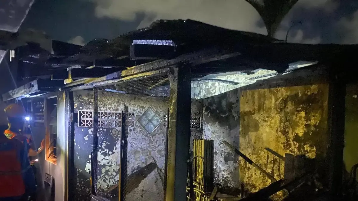 KEBAKARAN: Petugas gabungan bersama warga melakukan pemadaman dan proses pendinginan kebakaran rumah di kawasan Wika Taman Sari.