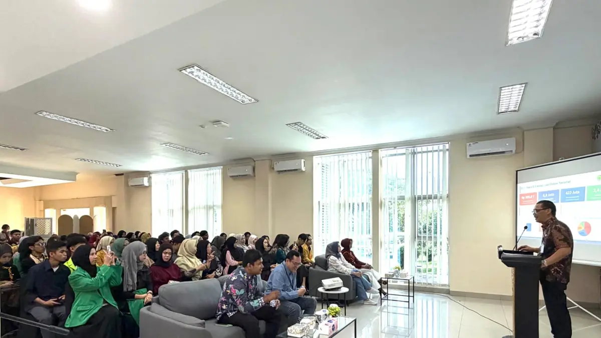 Kepala Diskominfo Kaltim, Muhammad Faisal, saat memaparkan materi mengenai pentingnya ketahanan digital dan bahaya pinjaman ilegal dalam seminar bersama OJK. (FOTO/PEMPROV KALTIM)