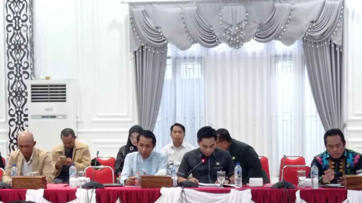 Ketua Fraksi PDI Perjuangan DPRD Bontang, Winardi, menjelaskan tanggapan fraksi atas pendapat waki kota atas dua raperda inisiatif DPRD. (FOTO: ADIEL KUNDHARA/KP)