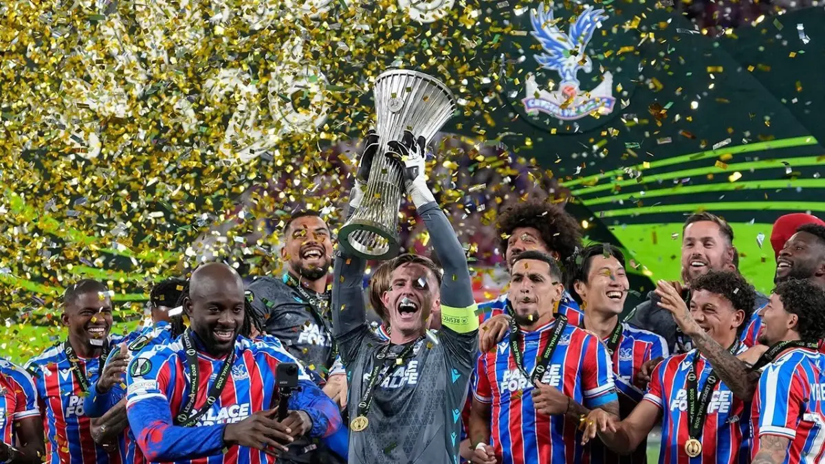 Kiper-kapten Crystal Palace Dean Henderson bersama rekan setimnya memenangkan final Liga Konferensi Europa di Red Bull Arena, Leipzig, Kamis (28/5) dini hari Wita. (MICHAEL PROBST/AFP)