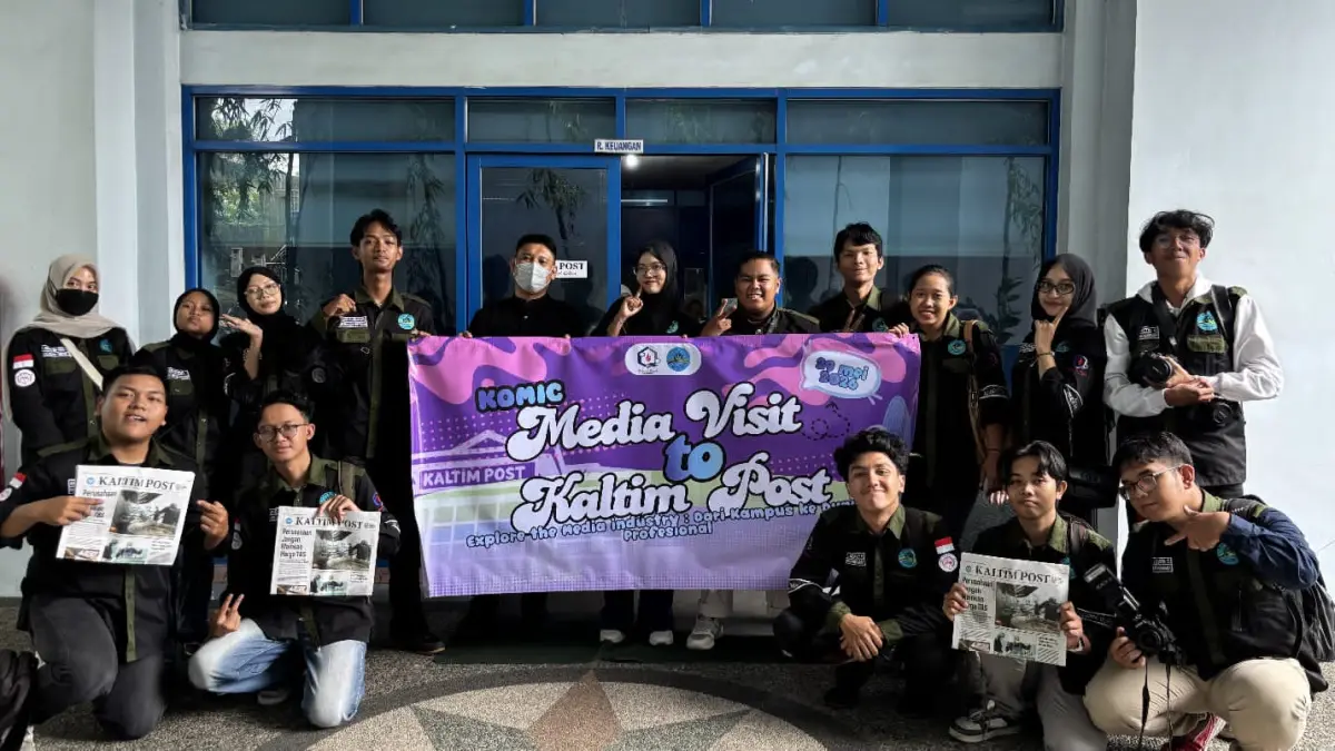 MEDIA VISIT: Tim pers mahasiswa, KomiC Poltekba kunjungi Gedung Biru Kaltim Post. PAKSI SANDANG PRABOWO/KP