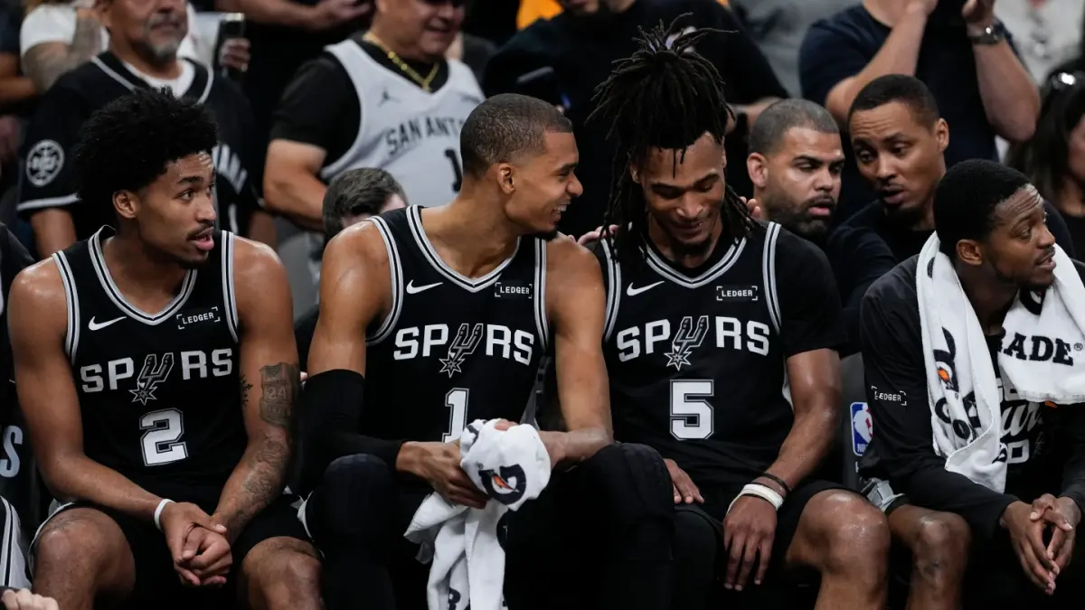 MEMBAYAMA: Victor Membayama (dua kiri depan) dari San Antonio Spurs berbicara dengan Stephon Castle di bangku cadangan pada babak kedua seri pertandingan.(AP)