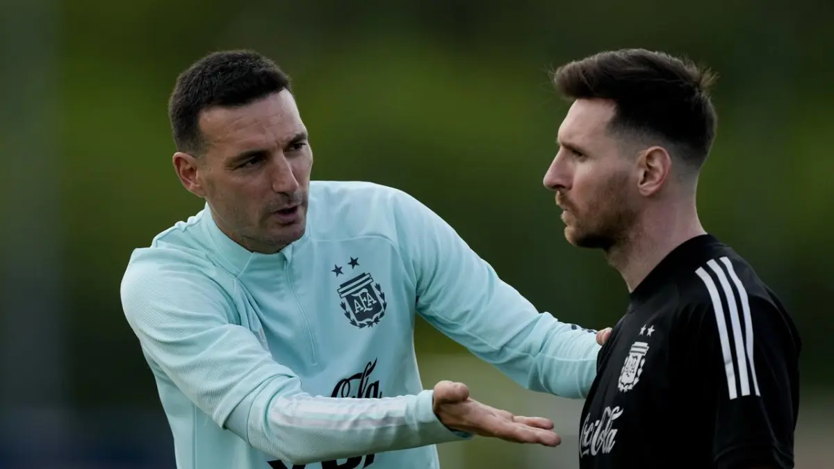  Pelatih Timnas Argentina, Lionel Scaloni, berbicara dengan Lionel Messi saat sesi latihan jelang laga Kualifikasi Piala Dunia 2022 melawan Uruguay di Buenos Aires. (AP Photo/Natacha Pisarenko)