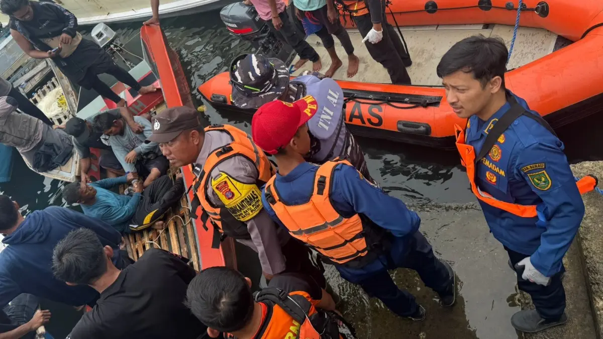 PENYELAMATAN: Tim gabungan saat melakukan penyelamatan korban hilang beberapa waktu lalu. (ARTA KUSUMA YUNANDA/BP)