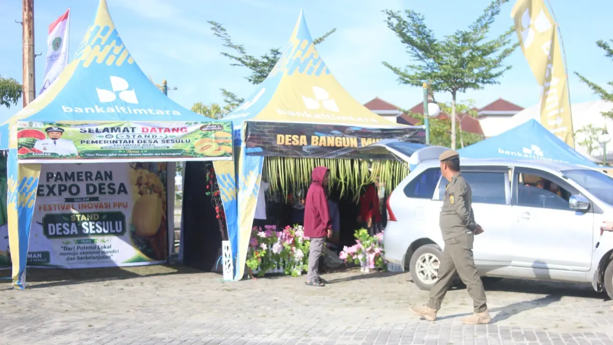 PERSIAPAN: Beberapa stan masing–masing desa melakukan louding barang produk unggulan yang akan dipamerkan dalam Festival Inovasi Desa. AHMAD MAKI/KP