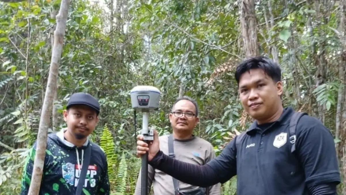 Petugas Kantah Kutai Barat, melakukan pengukuran bidang tanah aset PLN. (IST)